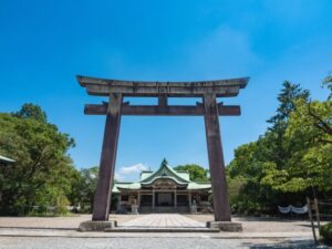 蜂を神社で見る