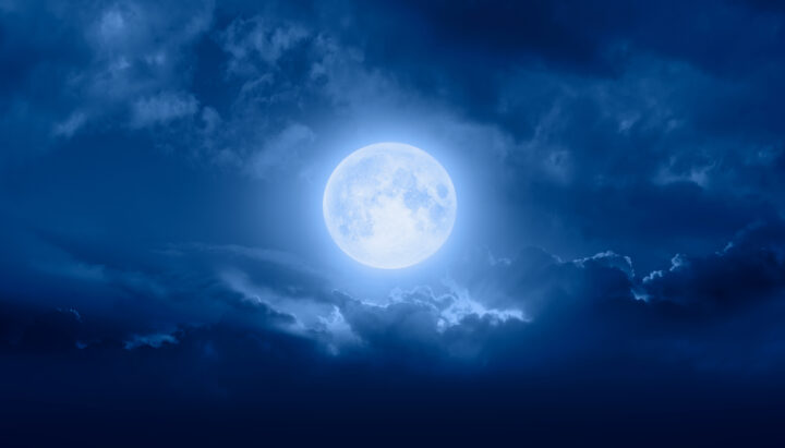 月の周りに虹や輪っかが出るのは幸運のサイン？月光冠と月暈を解説！