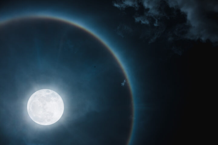 月の周りに虹や輪っかが出るのは幸運のサイン？月光冠のスピリチュアルな意味とは？