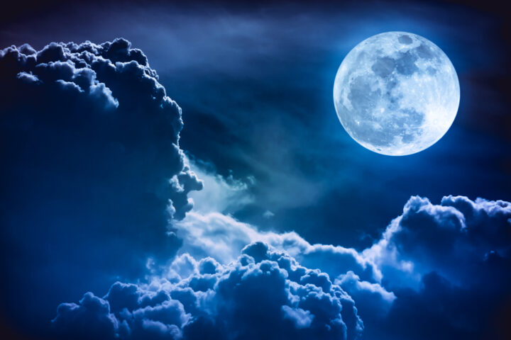 月の周りに月暈が出るのは幸運のサイン？月暈のスピリチュアルな意味