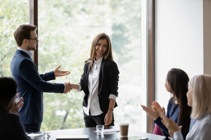 相手より社会的に成功する